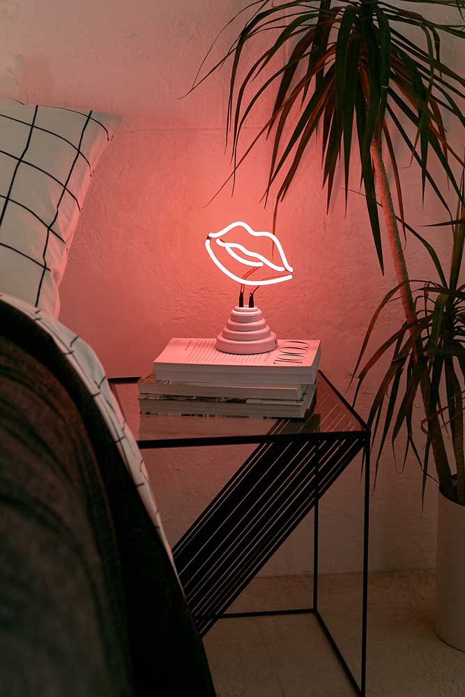 Nessa sala de estar, luminária e mesa de centro parecem terem sido feitas uma para outra