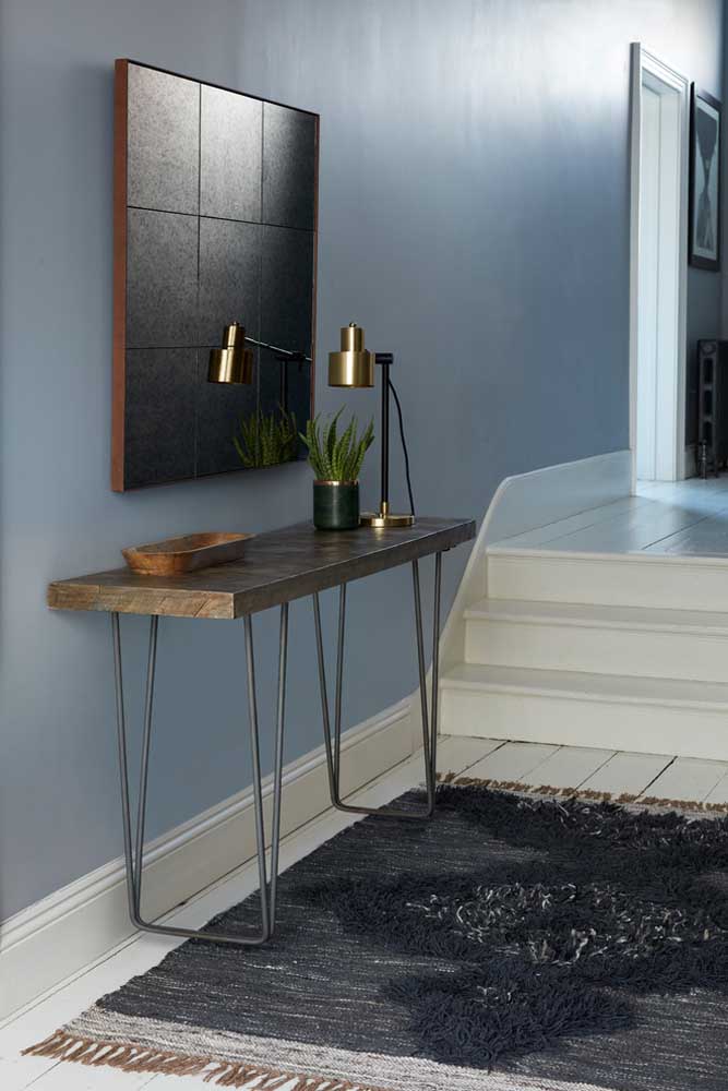 No hall de entrada, a luminária de mesa funciona como uma ótima opção decorativa