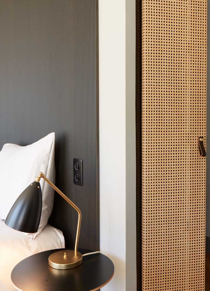 Combinação moderna e elegante entre preto e dourado para a luminária de mesa